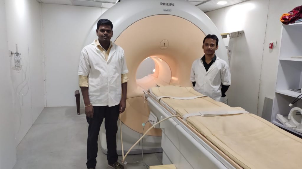 "स्वास्थ्य मंत्री डॉ. इरफान अंसारी नामकुम में 91 सीएचओ को नियुक्ति पत्र सौंपते हुए – जल्द सभी सदर अस्पताल में एमआरआई और सीटी स्कैन मशीन लगाने की घोषणा"