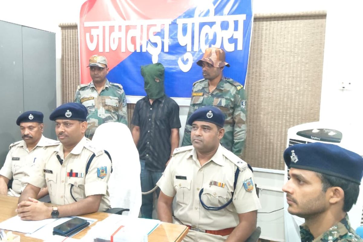 जामताड़ा पुलिस ने असम से सिम कार्ड सप्लाई करने वाले साइबर अपराधी अकबर हुसैन को 377 सिम कार्ड के साथ गिरफ्तार किया