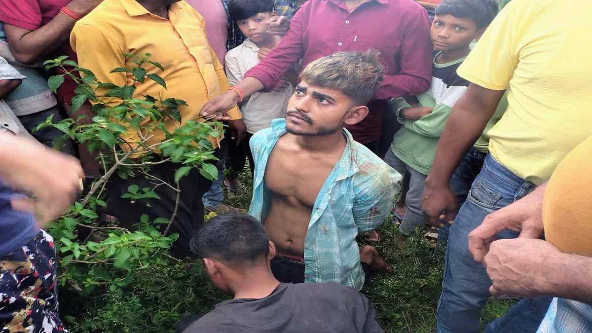 हरलाडीह में मवेशी चोरी करने आए दो युवक रंगे हाथों पकड़े, ग्रामीणों ने रस्सी से बांधकर की जमकर पिटाई, चारपहिया वाहन जब्त