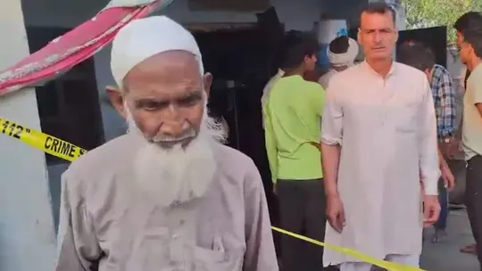 मौलवी की सख्ती से नाराज़ छात्रों ने रच दिया खौफनाक खेल,नाबालिगों ने मौलवी के परिवार को मौत के घाट उतारा