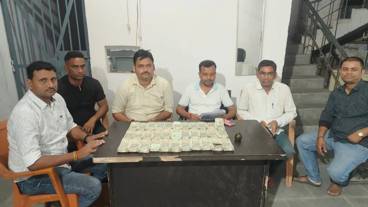 बिहार-झारखंड सीमा पर कार से साढ़े सोलह लाख बरामद — दिल्ली निवासी से पूछताछ, मामले की गहराई से जांच जारी