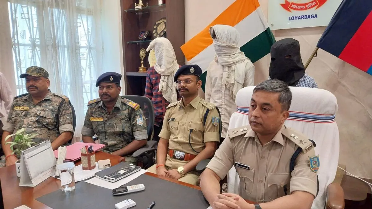 लोहरदगा में दिल दहला देने वाली वारदात — डायन के शक में पति, पत्नी और बेटे की बेरहमी से हत्या, तीन आरोपी गिरफ्तार